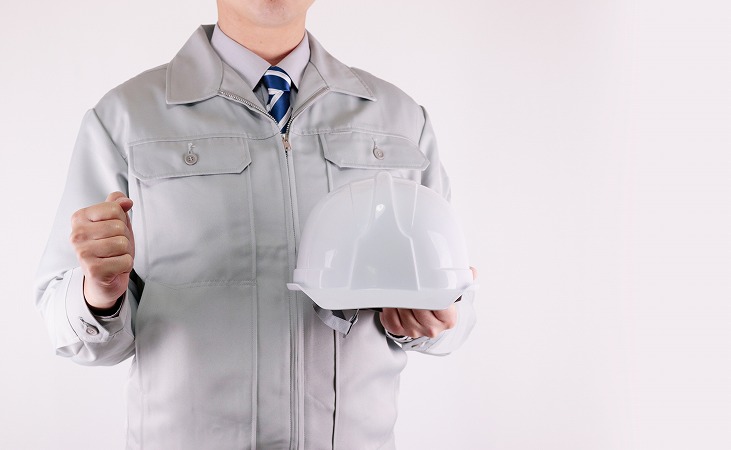 ヘルメットを持つ男性