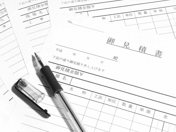 見積書とふたが外れたペン