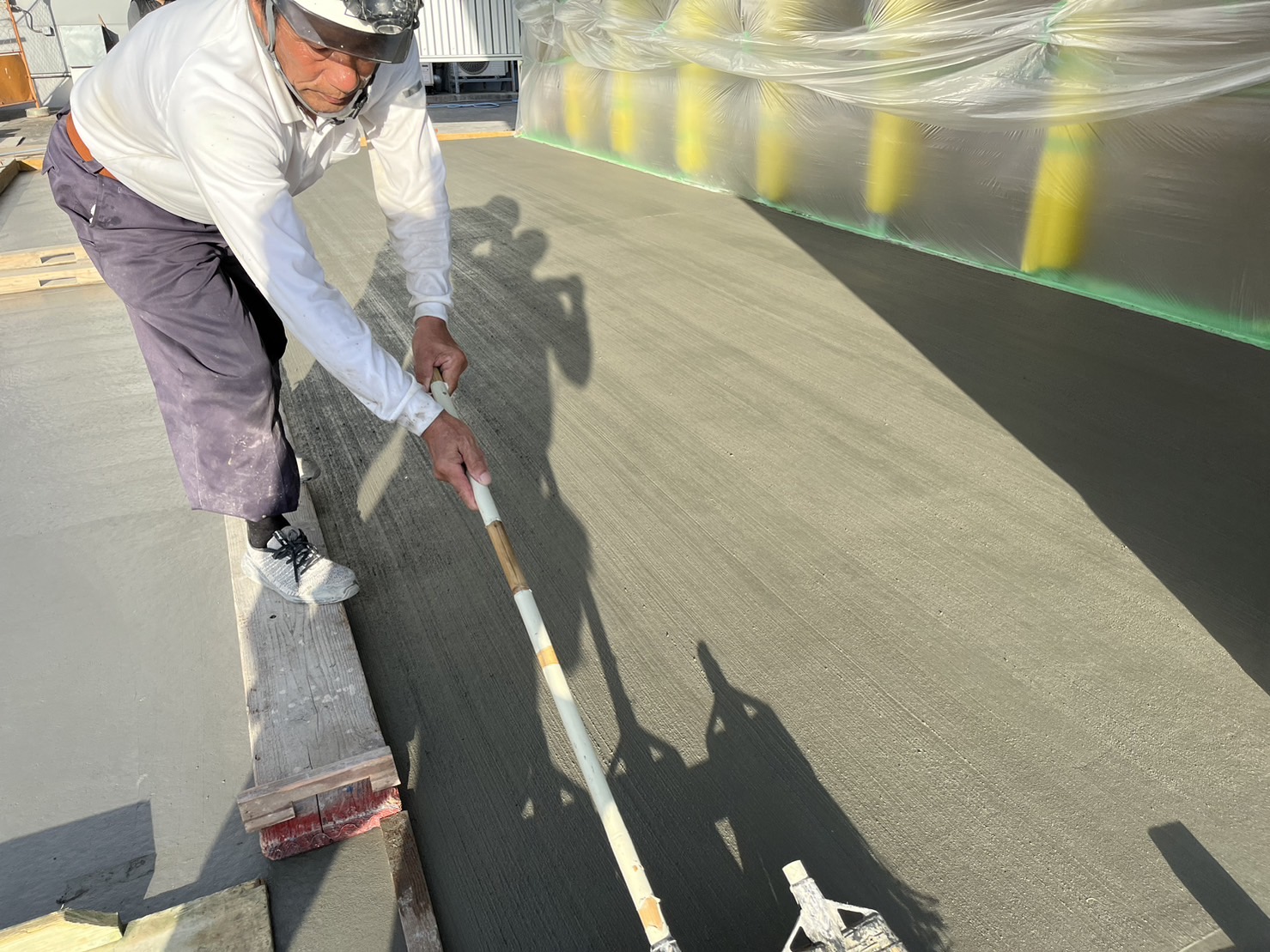 某トレーニング施設 アプローチのコンクリートほうき目仕上げ｜外構工事・左官工事は大阪府泉南市の横山組｜職人の求人募集中